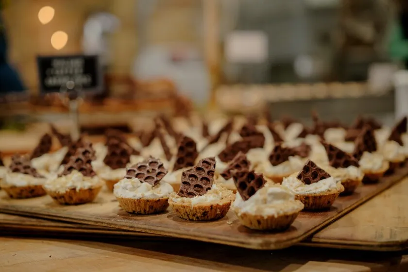Interior de Mindy’s Bakery Chicago con vitrinas de repostería artesanal y panes recién horneados en Wicker Park.