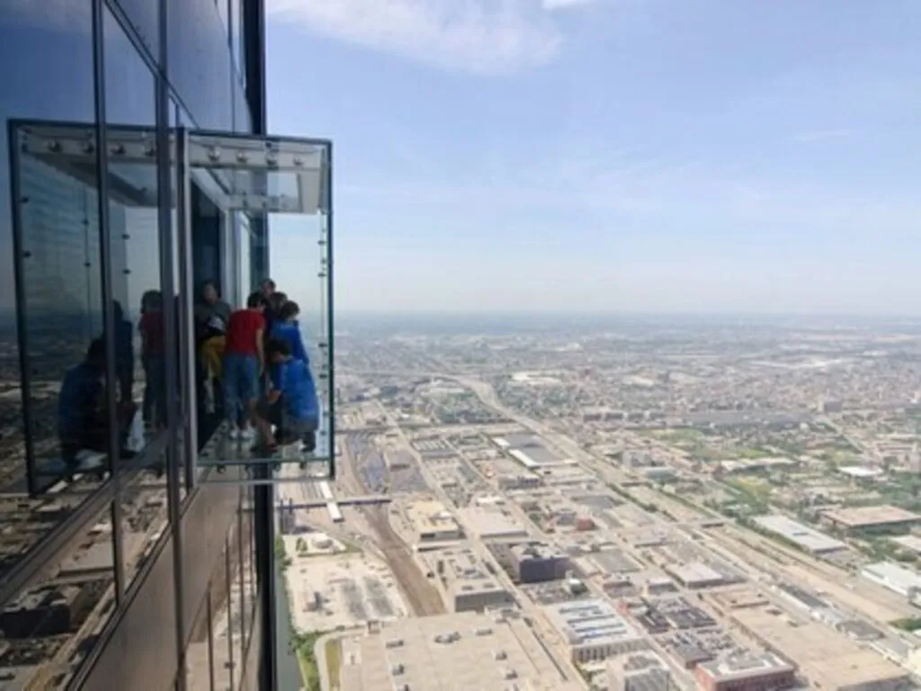 Mirador de cristal en Chicago en la Willis Tower con vista panorámica de la ciudad desde más de 400 metros