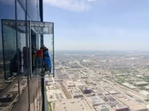 Mirador de cristal en Chicago en la Willis Tower con vista panorámica de la ciudad desde más de 400 metros