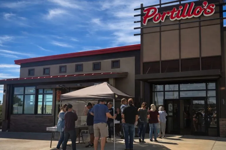 Portillo’s El Paso abre en marzo de 2026 con hot dogs estilo Chicago y pastel de chocolate famoso