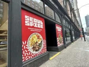 Buldak en Chicago con noodles picantes, pollo coreano y toppings preparados en restaurante asiático