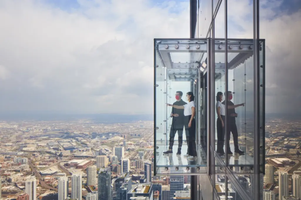 Skydeck Chicago ofrece una vista panorámica desde la torre Willis y permite caminar sobre cajas de vidrio a más de 400 metros de altura