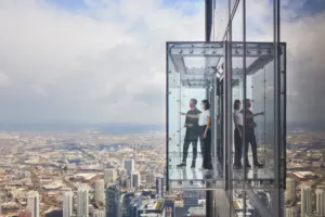 Skydeck Chicago ofrece una vista panorámica desde la torre Willis y permite caminar sobre cajas de vidrio a más de 400 metros de altura
