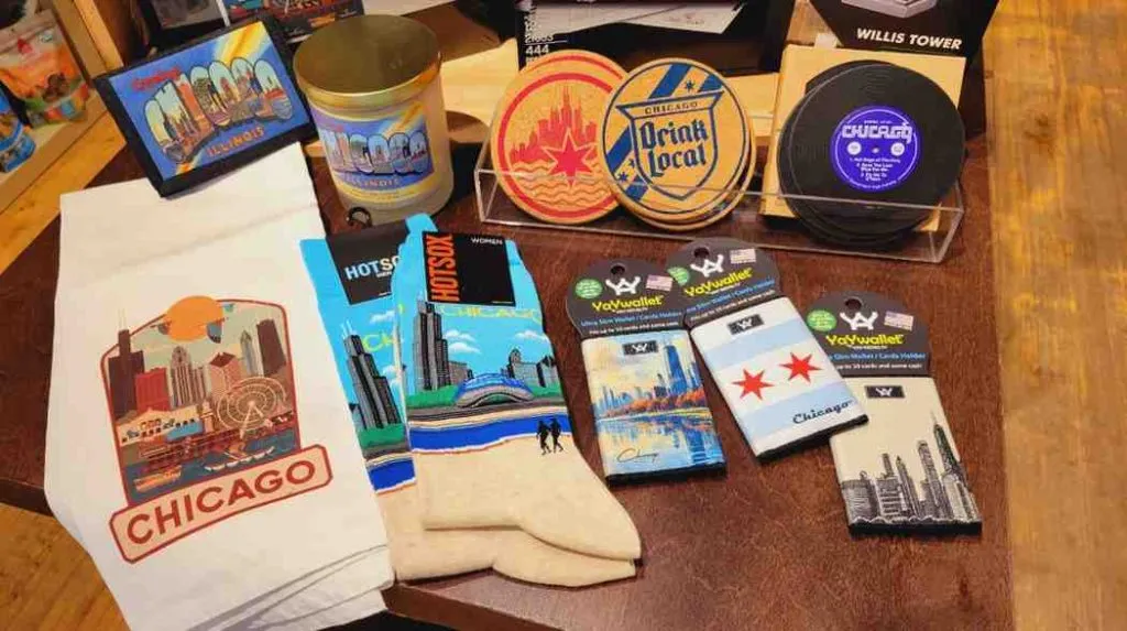 Estanterías con souvenirs originales en Chicago como ilustraciones del skyline y recuerdos urbanos inspirados en la ciudad