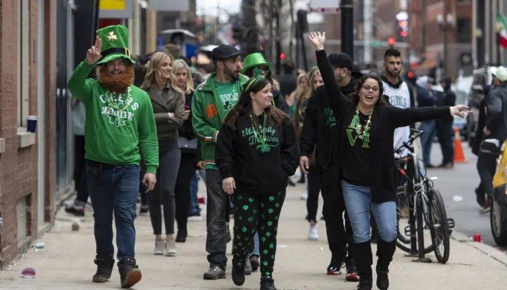 St Patrick’s Day en Chicago con el río Chicago teñido de verde y multitudes celebrando en los puentes