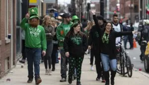 St Patrick’s Day en Chicago con el río Chicago teñido de verde y multitudes celebrando en los puentes