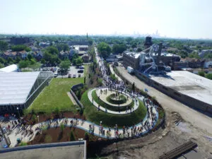 Vista de The 606 Chicago mostrando sendero elevado, ciclistas y murales en barrios del noroeste.