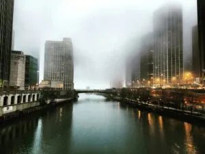 Tormentas severas Chicago en marzo de 2026 con nubes oscuras y ciudad bajo alerta climática por viento y granizo