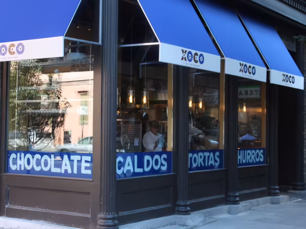 Tortas mexicanas en Chicago con milanesa, aguacate y frijoles servidas en restaurante latino