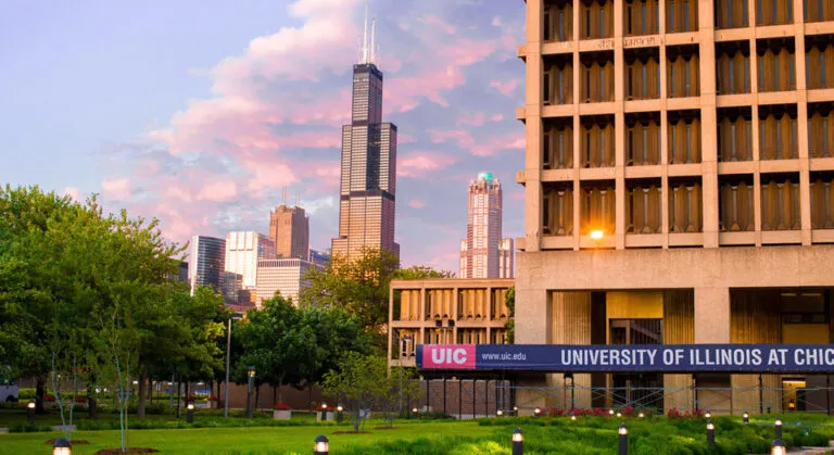 Universidades Chicago con campus históricos y modernos que atraen estudiantes internacionales