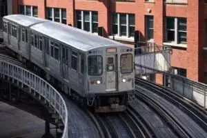 Tren CTA en Chicago tras incidente donde una persona fue hallada sin vida, afectando el servicio en marzo de 2026