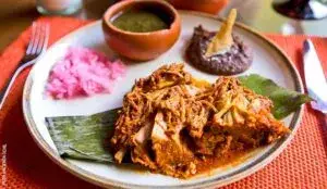 Cochinita pibil en Chicago servida en tacos con cebolla morada y tortillas en restaurante mexicano auténtico