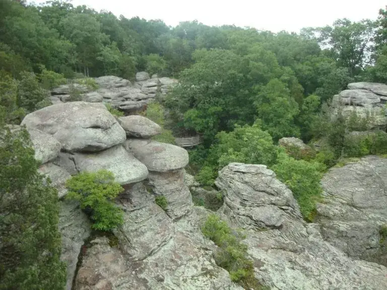 River to River Trail en Illinois con paisajes naturales y formaciones rocosas reconocida como ruta de senderismo en Estados Unidos