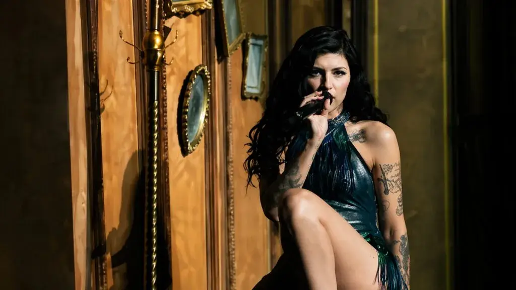 Cazzu en Chicago cantando Bikina con mariachi y público latino en concierto