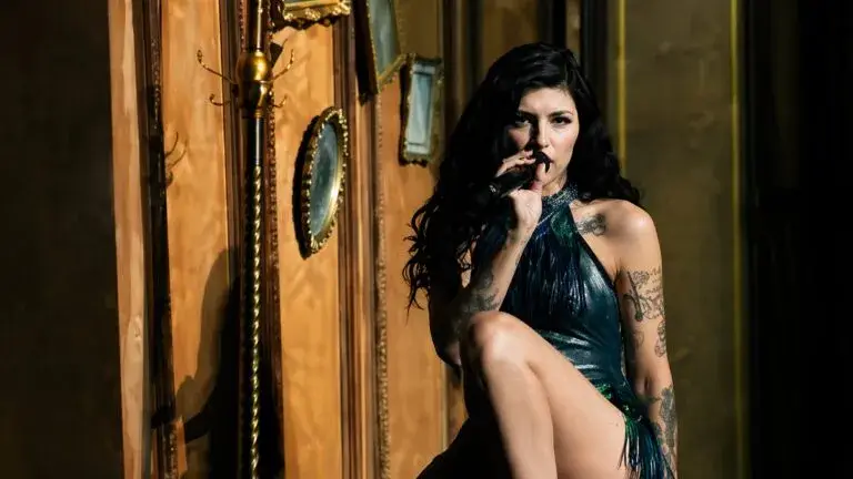 Cazzu en Chicago cantando Bikina con mariachi y público latino en concierto