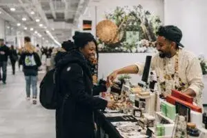 Visitantes recorren One of a Kind Spring Show Chicago con artistas y productos creativos en Illinois