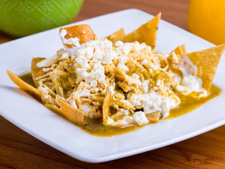chilaquiles verdes Chicago en brunch con salsa verde, queso y huevo en restaurante mexicano moderno