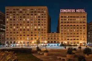 Centro de convenciones Congress Plaza en Chicago con vista al lago Michigan y actividad empresarial