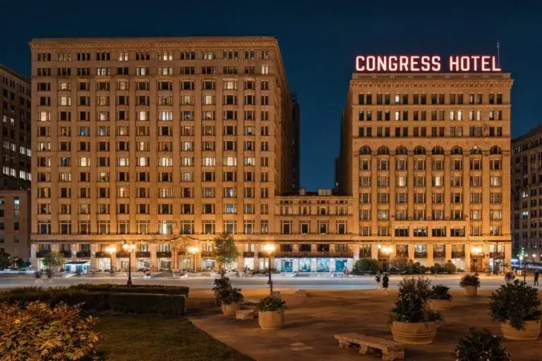 Centro de convenciones Congress Plaza en Chicago con vista al lago Michigan y actividad empresarial