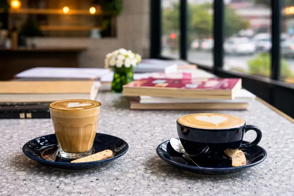 cafeterías en Chicago impulsan economía local e innovación en el mercado del café