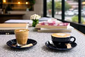 cafeterías en Chicago impulsan economía local e innovación en el mercado del café