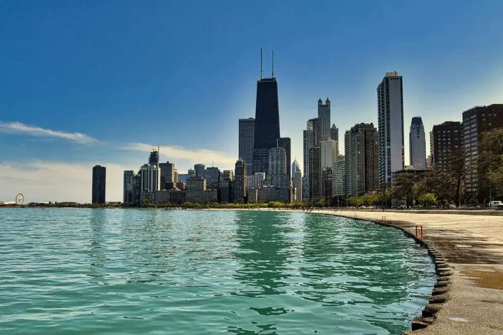Clima en Chicago hoy con cielo parcialmente nublado y viento moderado en abril