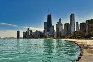 Clima en Chicago hoy con cielo parcialmente nublado y viento moderado en abril