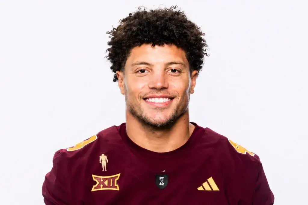 Keyshaun Elliott NFL jugador defensivo en Chicago durante temporada 2026 con uniforme profesional