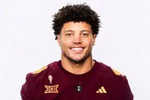 Keyshaun Elliott NFL jugador defensivo en Chicago durante temporada 2026 con uniforme profesional