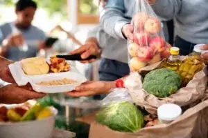 bolsas de comida gratis en Chicago distribuidas en barrios con apoyo comunitario