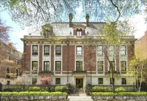 Vista exterior de la mansión Playboy de Chicago en Gold Coast, residencia histórica de Hugh Hefner convertida en lujo residencial