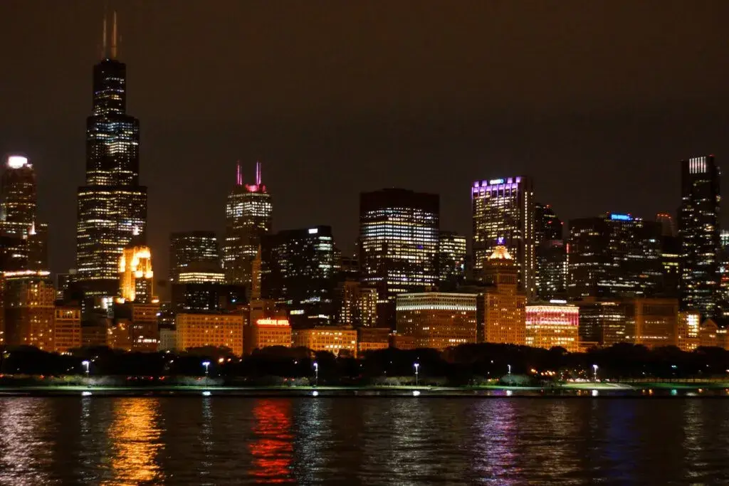 Chicago destaca por sus paisajes nocturnos y dinamismo económico con skyline iluminado