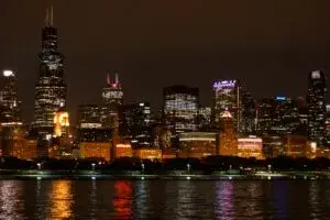 Chicago destaca por sus paisajes nocturnos y dinamismo económico con skyline iluminado