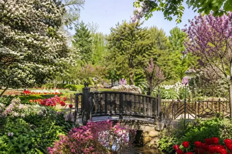 Festival Lilac Time Lombard en Chicago con jardines en primavera y visitantes disfrutando turismo local