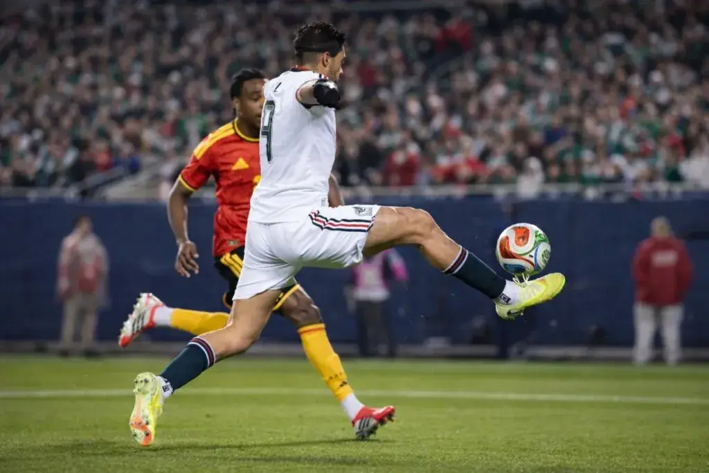 Aficionados mexicanos en Chicago durante partido México Bélgica Chicago con fuerte presencia latina