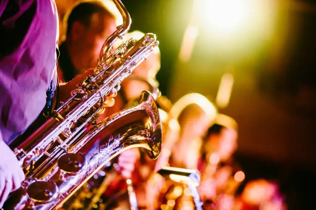 Evento de jazz en Chicago con músicos en vivo y público diverso impulsando cultura, turismo y economía en 2026