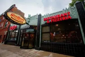 Restaurantes icónicos de Chicago con pizza deep dish y comida tradicional que atraen turismo gastronómico internacional