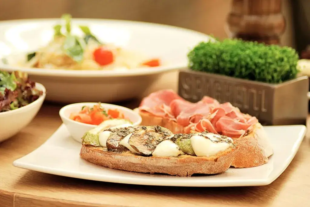 Restaurantes con especiales gastronómicos en Chicago ofreciendo comida accesible en barrios diversos