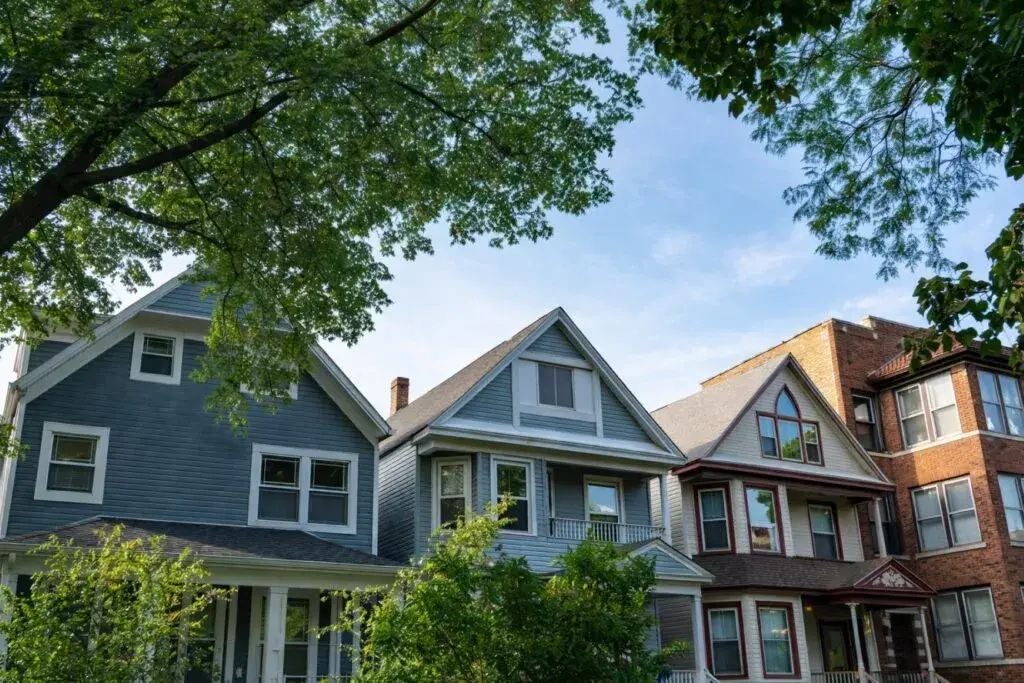 Suburbio de Chicago destacado como mejor suburbio para familias en Estados Unidos con casas modernas y áreas verdes