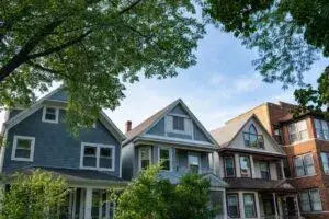 Suburbio de Chicago destacado como mejor suburbio para familias en Estados Unidos con casas modernas y áreas verdes