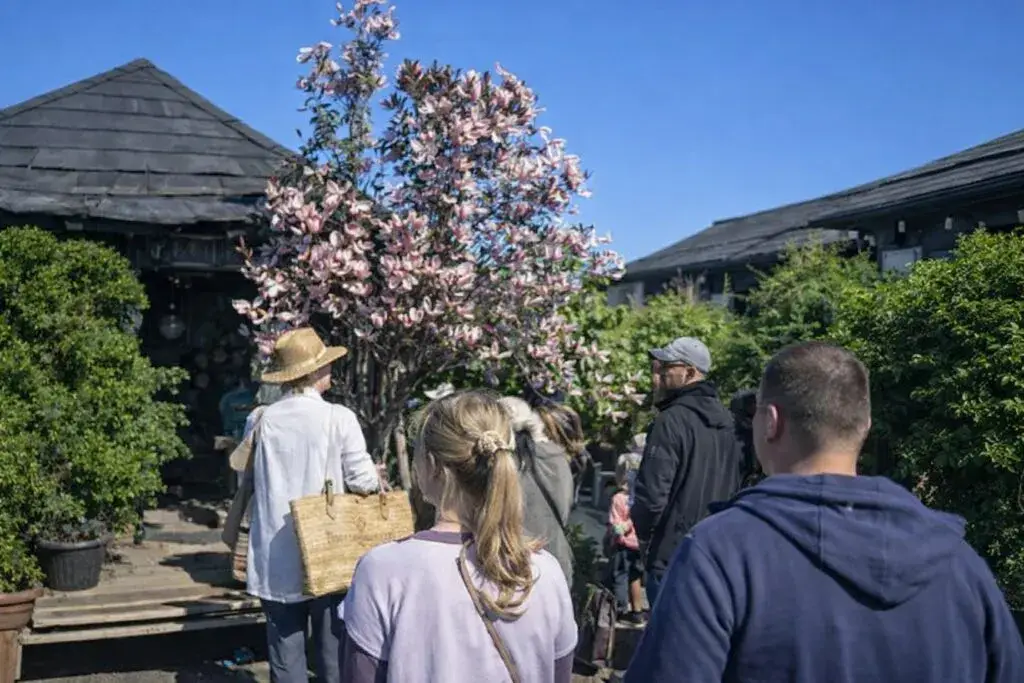 mercado de pulgas de Chicago con emprendedores locales y visitantes en evento urbano