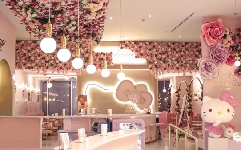 Hello Kitty Café Chicago con decoración rosa, postres temáticos y experiencia inmersiva en Estados Unidos