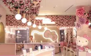 Hello Kitty Café Chicago con decoración rosa, postres temáticos y experiencia inmersiva en Estados Unidos