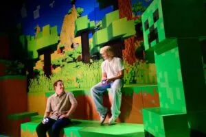 Minecraft Experience cerca de Chicago con escenarios inmersivos y criaturas inspiradas en el famoso videojuego