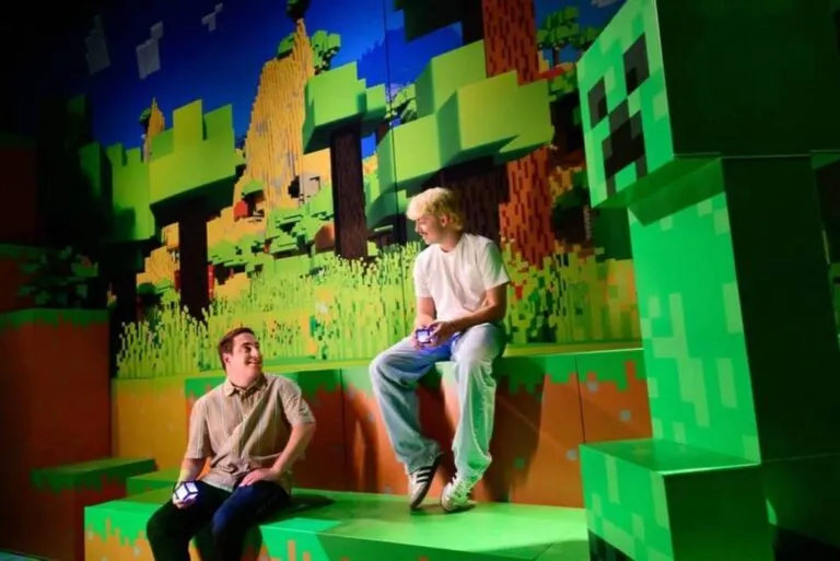 Minecraft Experience cerca de Chicago con escenarios inmersivos y criaturas inspiradas en el famoso videojuego