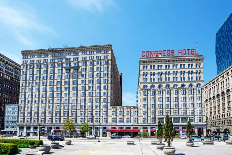 Lugar embrujado de Chicago con ambiente oscuro y arquitectura histórica paranormal