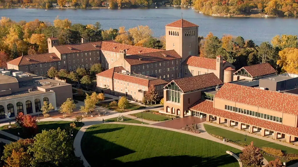 Universidades en Chicago con campus modernos y ambiente estudiantil internacional