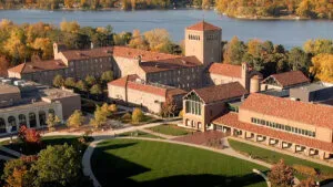 Universidades en Chicago con campus modernos y ambiente estudiantil internacional