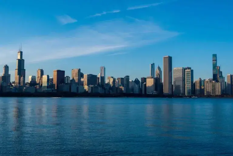 Clima en Chicago con cielo parcialmente soleado y temperaturas agradables en Illinois durante mayo