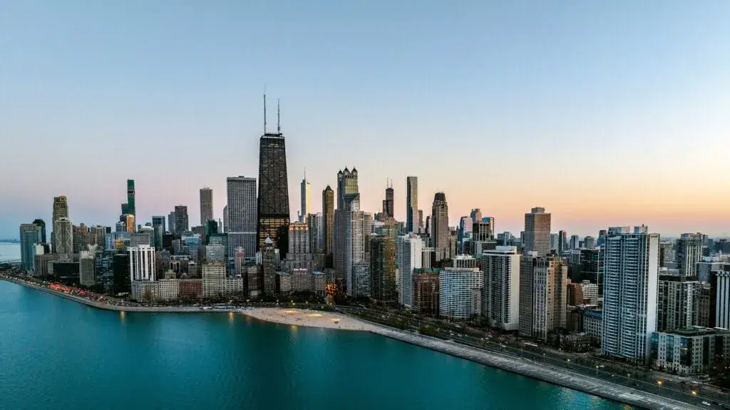 Panorámica de Chicago bajo alerta por calidad del aire y contaminación atmosférica en mayo de 2026